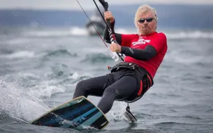 ريتشارد برانسون.. لم يحب الدراسة لكنه حلّق عاليا في فضاء النجاح