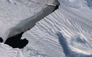  لحظة انهيار جبل جليدي بحجم باريس (فيديو)