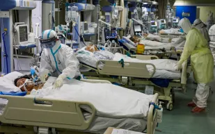 مصابو «كورونا» يتحدون الفيروس برقصة جماعية داخل مستشفى ووهان «فيديو»