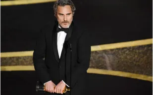 خواكين فينيكس ينقذ «ليبرتي» وصغيرها «إنديغو» من الذبح «فيديو»