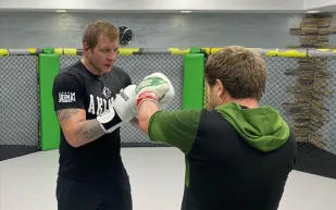 الرئيس الشيشاني في حلبة مصارعة..ماذا يفعل؟! «صور»