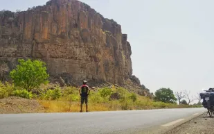 مشيًا على الأقدام.. رحالة صيني يصل إلى السعودية (فيديو)