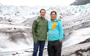 مناظر خلابة..مارك زوكربيرج في رحلة ساحرة بمنتزه يلوستون الوطني «فيديو»