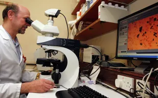 علاقة فيروس كورونا بـ العقم.. أطباء من ووهان يحذرون الرجال