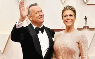 أول ظهور لـ«توم هانكس» من داخل الحجر الصحي..ماذا قال لجمهوره؟ 