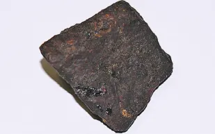 العثور على حجر غريب يشبه الصخور النيزكية بجدة 