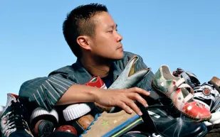 السر في خدمة العملاء.. كيف حلّق توني هسيه بشركة زابوس في القمة؟