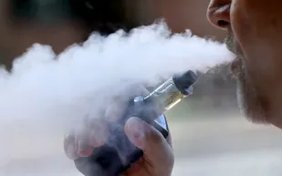 هل توجد علاقة بين السجائر الإلكترونية والإصابة بكورونا؟