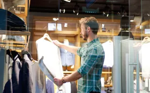 ماذا تفعل أكبر شركات الموضة والأزياء لمواجهة وباء كورونا؟ 