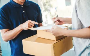 مشهد مقزز..موظف «دليفري» بأمازون يبصق على طرد قبل توصيله «فيديو»