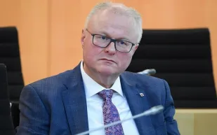 صدمة في ألمانيا.. انتحار وزير مالية محلي تزامنًا مع رعب كورونا