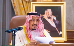 بأمر خادم الحرمين.. السعودية تتحمل 60% من رواتب موظفي القطاع الخاص بأمر خادم الحرمين.. السعودية تتحمل 60% من رواتب موظفي القطاع الخاص
