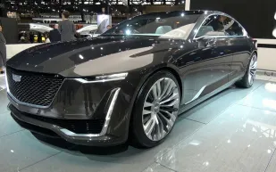 تجمع بين الفخامة والرفاهية..سيارة كهربائية جديدة من كاديلاك «فيديو»