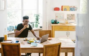 لماذا نشعر بالتعب والإرهاق أثناء العمل من المنزل؟ 