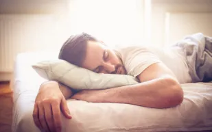 ماذا يشير حضن المخدة في علم النفس؟