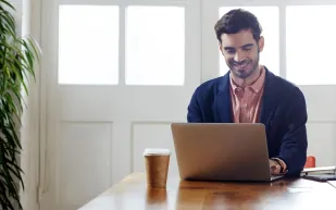 ما هي الملابس التي عليك ارتداؤها أثناء العمل من المنزل؟