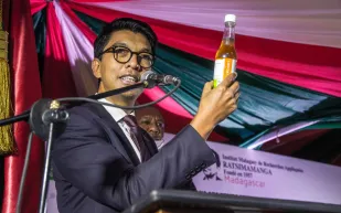 «مشروب عشبي».. رئيس دولة يجرب علاجاً لـ«كورونا» على نفسه