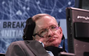 كيف ساعد «ستيفن هوكينج» مرضى كورونا بعد وفاته؟