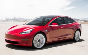 تكنولوجيا جديدة من «تسلا».. توقف تلقائي عند إشارات المرور «فيديو»