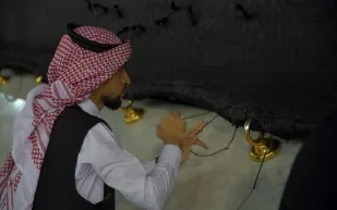 شاهد كيف تجرى أعمال صيانة ثوب الكعبة المشرفة «فيديو»