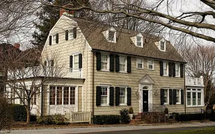 منزل للبيع مجانًا بدون مشترٍ..وسر غامض وراء ذلك