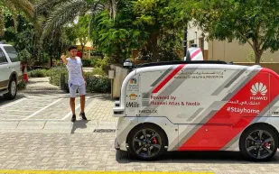 سيارة ذاتية القيادة.. ابتكار جديد لتوزيع الكمامات في الإمارات