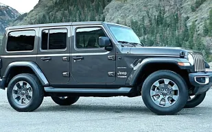 لحظات صادمة لانقلاب «جيب رانغلر» أثناء اختبار السلامة (فيديو)