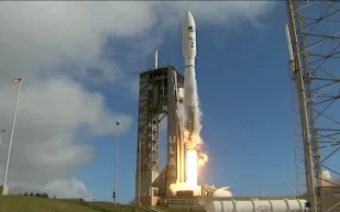 طائرة فضائية مسيّرة في مهمة لتحويل طاقة الشمس إلى الأرض (فيديو)