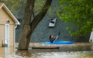 شاهد: لحظة كارثة انهيار سدود المياه في أمريكا وغرق المنازل