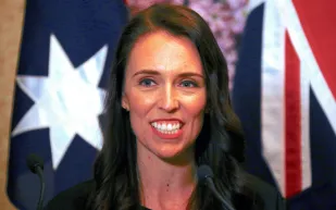 ماذا فعلت رئيسة وزراء نيوزيلندا عند وقوع زلزال أثناء مقابلة على الهواء؟ «فيديو»