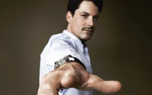 «الرجل» تحاور غريغوري بروتين ..عقدان من العمل في عالم الساعات بـ «روجيه دوبوي»