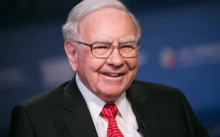 رغم الانتقادات اللاذعة.. كيف ربح وارن بافيت 11 مليار دولار ؟