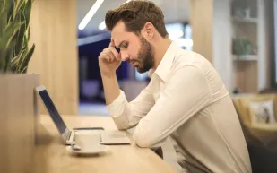 مشكلة تواجهنا جميعًا.. ماذا نفعل عندما نُشكك في مغزى عملنا؟