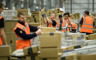 ما هي إجراءات أمازون للحفاظ على عمالها وسط تفشي وباء كورونا؟