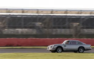 "الرجل" تشارك في قيادتها على المضمار: سيارات فيلم جيمس بوند الجديد "لا وقت للموت"