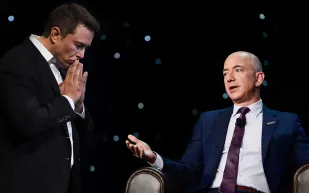 إيلون ماسك يسخر من القرارات الاستثمارية لأغني رجل في العالم 