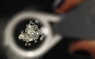 العلماء يكتشفون لغز «أمطار الألماس» بكوكب نبتون وأورانوس