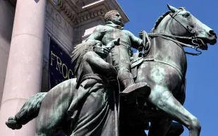 ملياردير روسي يرغب بشراء تماثيل تاريخية بأمريكا.. ما السر؟