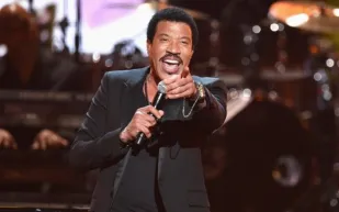 صور| بلمسات كلاسيكية من القرن الثامن عشر..جولة داخل قصر المغني ليونيل ريتشى 