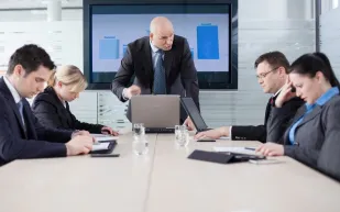 التحدي الأصعب في العمل.. كيف تتعامل مع مدير غير متعاون؟