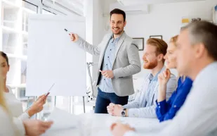 ما هي القيادة الخادمة؟ وكيف تقود الشركات نحو القمة؟