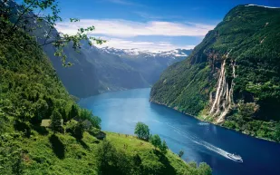 ظاهرة حيرت العلماء.. شلالات تتدفق نحو السماء بأستراليا! (فيديو)