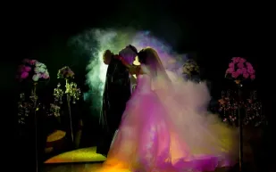 طريقة لبس البشت الرجالي للعريس.. هكذا تتألق بزينة الشباب