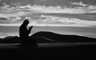 بكلمات مؤثرة ..«يوتيوبر» بريطانى شهير يعلن إسلامه (فيديو)