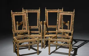  محطمة ومليئة بالثقوب..4 كراسي خشبية تباع بمليون ونصف دولار !! (فيديو)