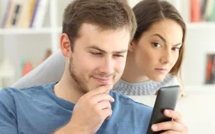 علامات الغيرة عند الزوجة.. وصفة سحرية للتعامل معها