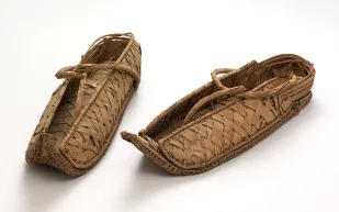 المسار التاريخي المعقد لحذاء الموكاسين