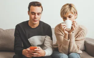 علامات الغيرة عند الزوجة.. تعبير عن الحب أم فقدان ثقة؟  