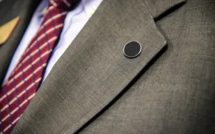 دبابيس طية الصدر.. قطعة إكسسوار بسيطة بإمكانها إظهار شخصيتك ببراعة