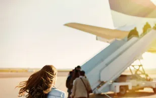 أصابها الملل فقررت التنزه على جناح الطائرة! (فيديو)